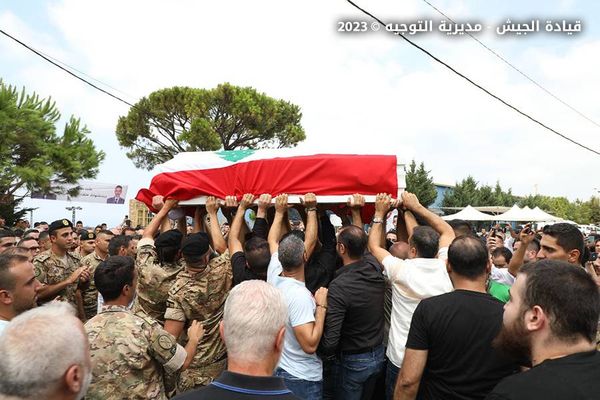 قيادة الجيش وأهالي الشويفات شيّعوا ريشار صعب
أبي المنى: نصلّي جميعنا لأجله- مجلّد: ننوّه ببطولته