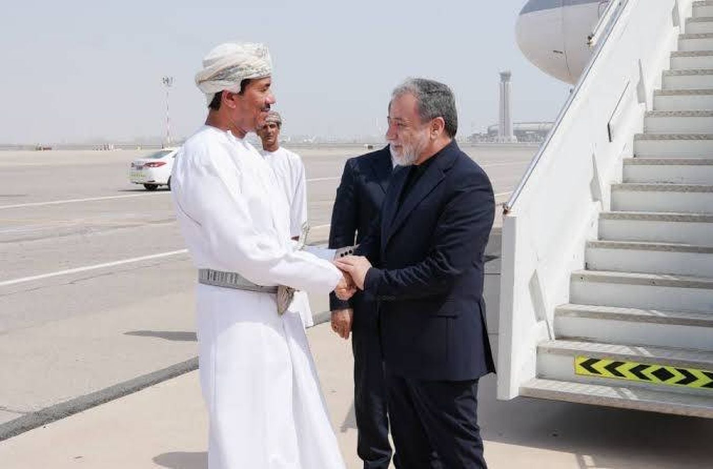 عمان وايران بحثتا آليات ضمان مرور السفن عبر مضيق هرمز