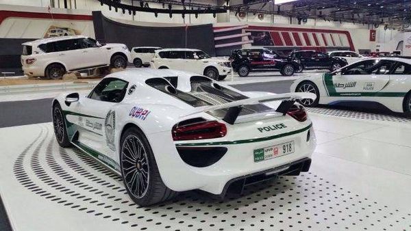 البورش جديد شرطة دبي في سيارات المطاردة!!