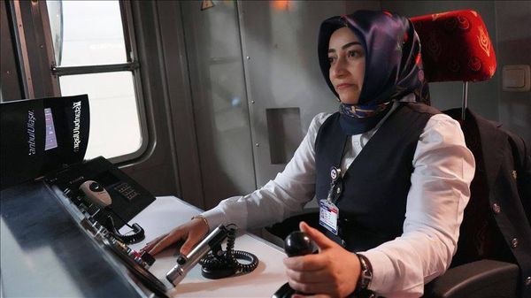 تركيا.. 10 سيدات يقدن مترو إسطنبول إلى جانب الرجال
