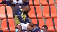 لاعب كرة قدم يستسلم لنوم عميق أثناء مباراة فريقه