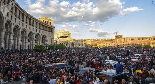 زعيم المعارضة الأرمينية يدعو لمسيرة جديدة