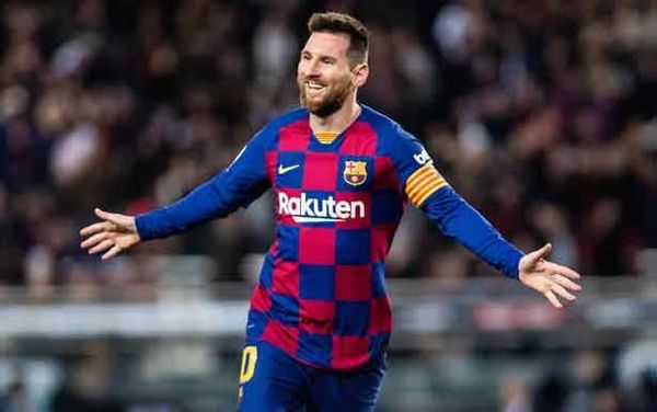 البرازيلي رونالدو:  ميسي لن يغادر برشلونة لأنه أيقونة