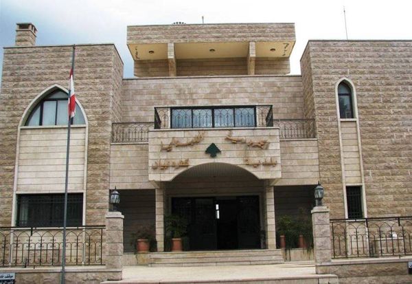 آل زغيب يطوقون مبنى بلدية كفردبيان بعد إخلال بالإتفاق