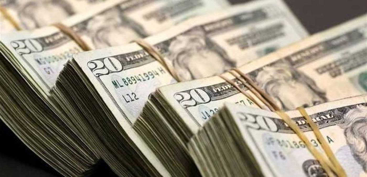 الدولار العالمي يهبط من أعلى مستوى في شهرين.. ما السبب؟