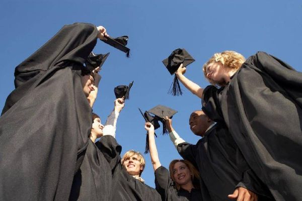 الشهادة الجامعيّة ما بين «البريستيج الاجتماعي» والخبرة العمليّة... أيهما أهم في سوق العمل؟
دراسة حديثة خلصت الى أن الممارسة في بعض المجالات أهم من سنوات الدراسة الطويلة!