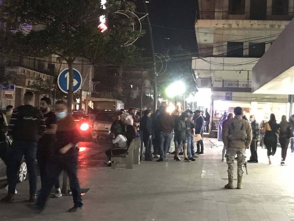 وقفة لـ «تجمـــع رجال الاعمال والمــهـــن الحرة»
في صيدا والجــنـــوب احتجاجاً على قرار الاقــــفـــال