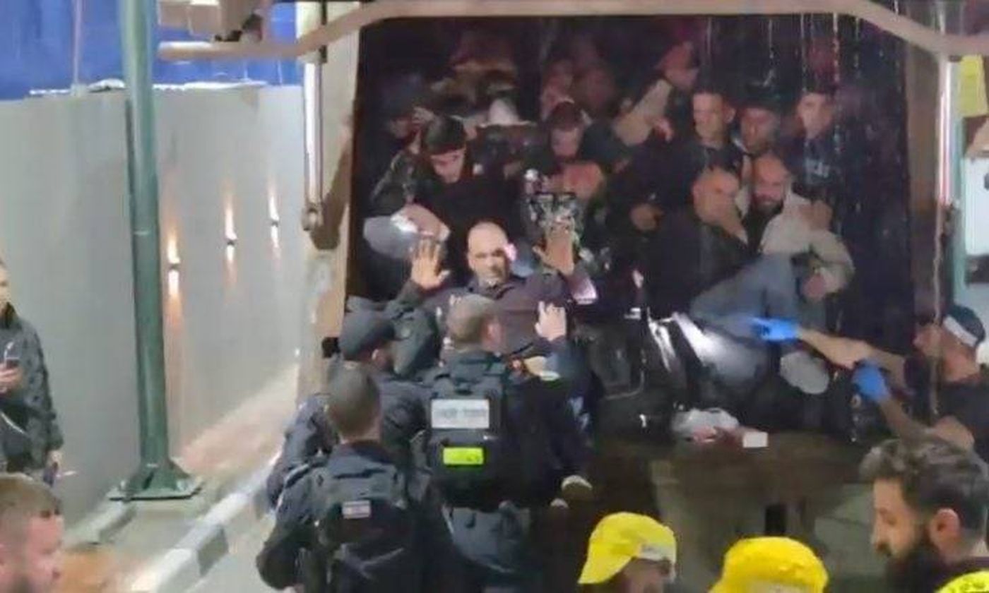 غضب عارم بعد توثيق تنكيل جنود الاحتلال بعشرات العمال الفلسطينيين