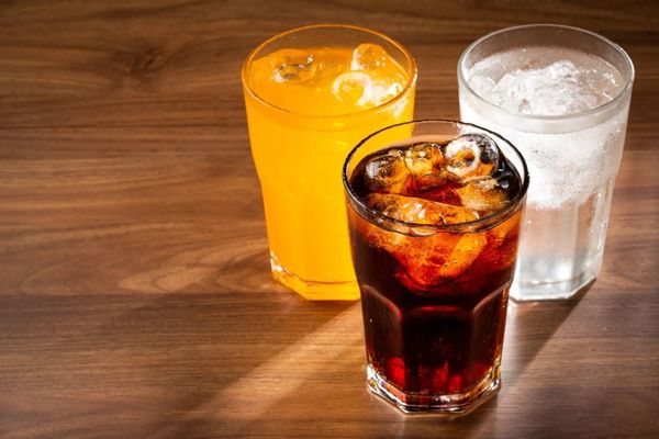 10 ملاعق سكر في العلبة الواحدة... تحذيرات طبية من مخاطر المشروبات الغازية على مرضى السكري