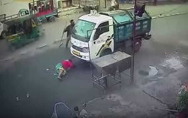 بالفيديو... امرأة تنجو من الدهس تحت شاحنة بسرعة البديهة