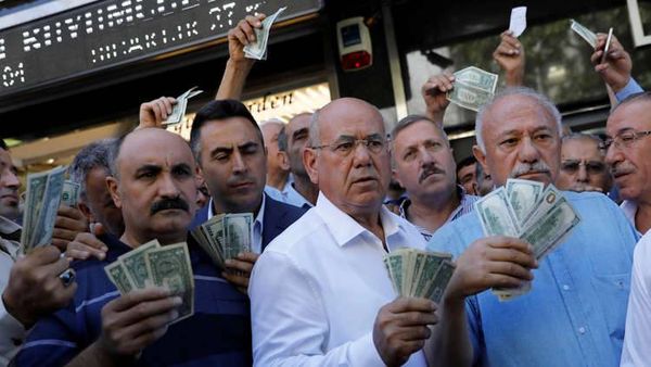 "موديز" تخفض تصنيف ودائع تركيا