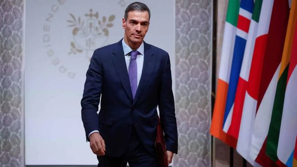رئيس الوزراء الإسباني يدعو إلى انتخابات مبكرة بعد حل البرلمان