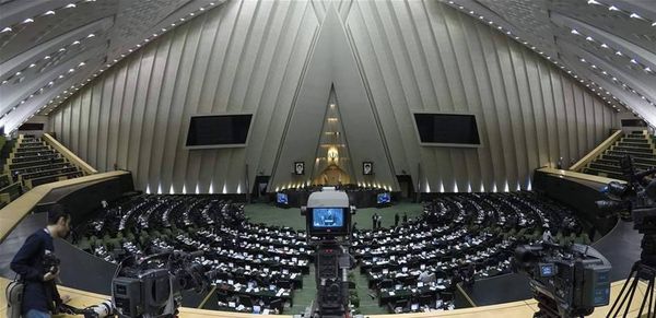 استدعاء 12 وزيرا بينهم ظريف.. ماذا يجري في ايران؟