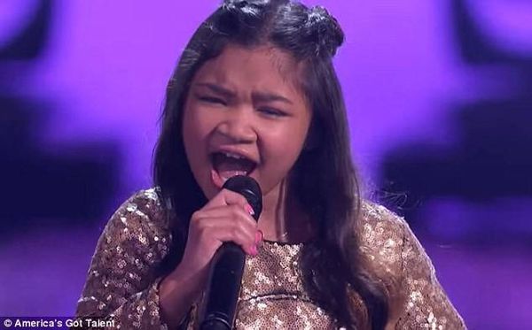 طفلة تثير ضجة بنهائيات "America's Got Talent" وتذهل لجنة الحكم!