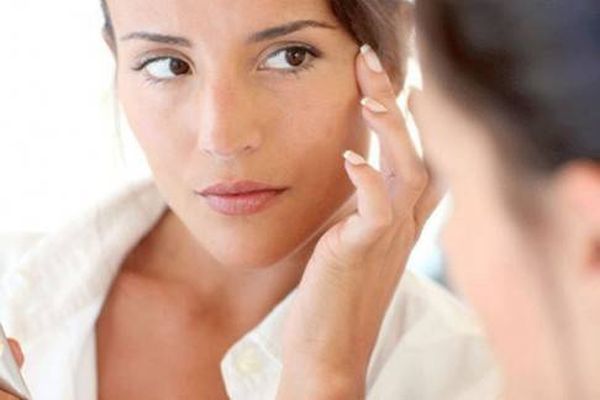 عادات لمحاربة التجاعيد.. لا تتوتري ونامي كثيراً!