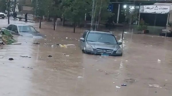 في طرابلس والبداوي... الأمطار الغزيرة تحول الطرقات الى بحيرات