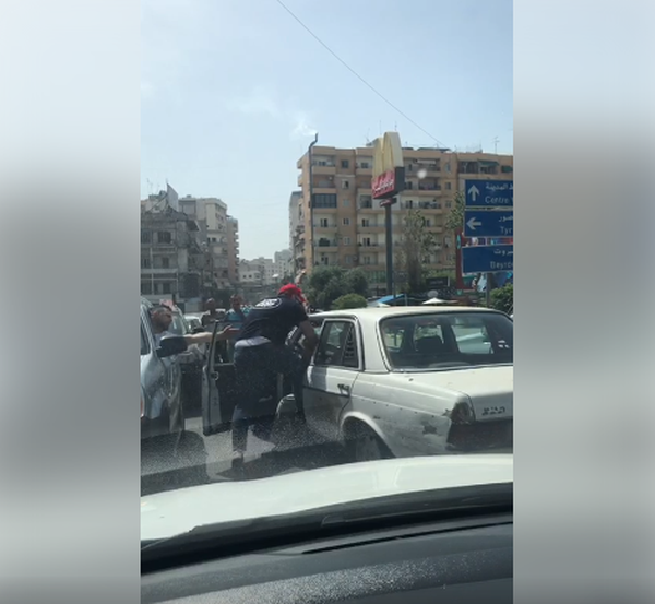 بالفيديو: سائق لدى شركة تاكسي خاصة يقوم بالإعتداء على مواطن في ظل غياب دولة القانون