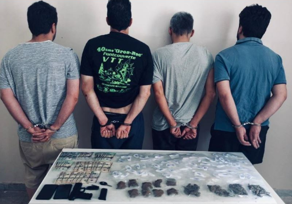 توقيف شخصين يروّجان 
المخدرات على طريق المطار