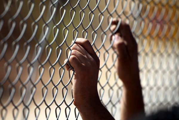 إدارة سجن النقب تنكل بالأسرى المضربين وتنقل ثلاثة إلى جهة غير معلومة
