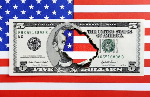 عرفه العالم عام 2008.. خبير اقتصادي شهير يتنبأ بمصير الدولار والذهب