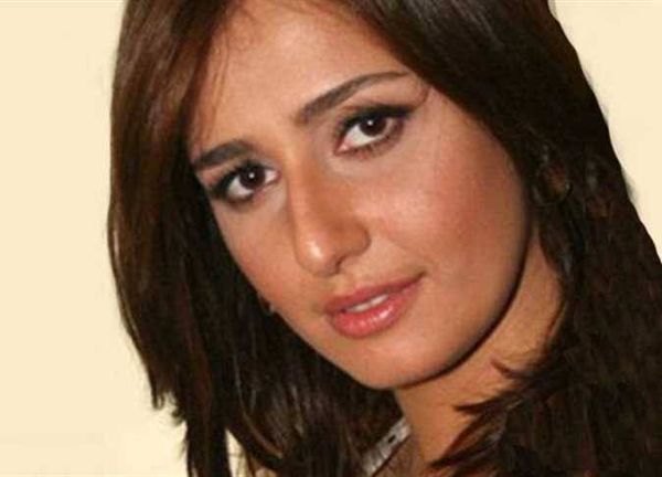 حلا شيحا تستمر بلعبة القط والفأر مع جمهورها