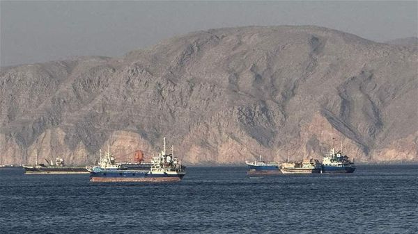 إصابة ناقلة بمقذوف مجهول في مضيق هرمز