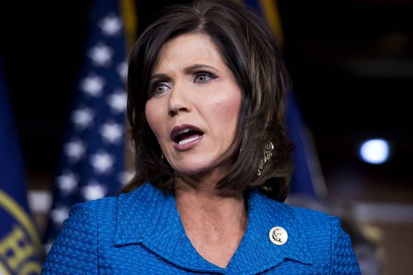 ضابط هجرة يسبب بلبلة في أميركا... ووزيرة الأمن الداخلي توضّح