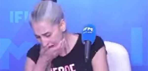 مذيعة تنهار على الهواء مباشرة خلال تقديمها نشرة الأخبار.. ماذا حصل؟