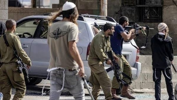 "الجزيرة": مواجهات بين فلسطينيين ومستوطنين في قرية المغير في رام الله بالضفة الغربية