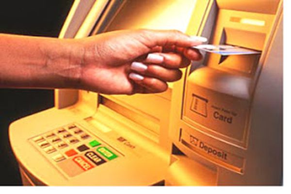 هل تعرف سر خروج البطاقة قبل النقود من الـ  ATM؟