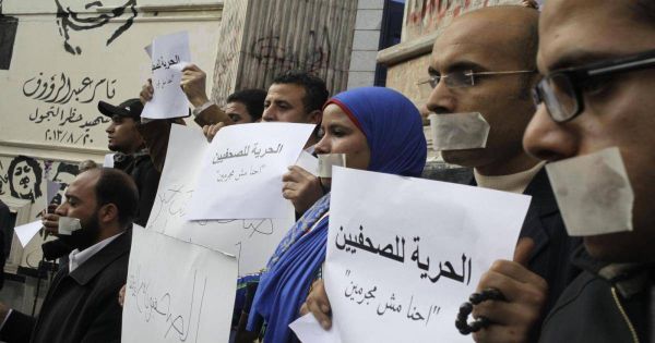 السيسي يفرض حصاره ويفتح ناره على الصحافة