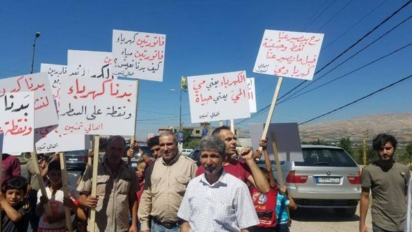 بالفيديو: أهالي تمنين قطعوا الطريق بسبب انقطاع الكهرباء والمياه