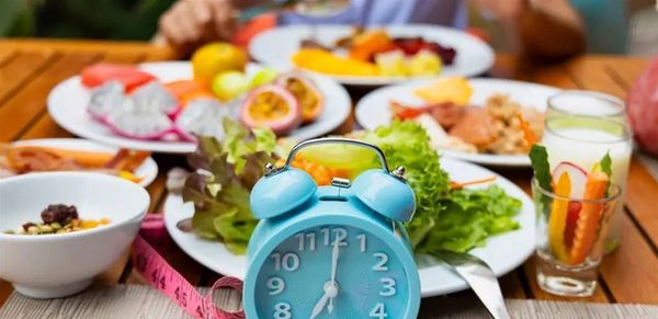 كيف يؤثر الصيام المتقطع على محور الدماغ–الأمعاء؟