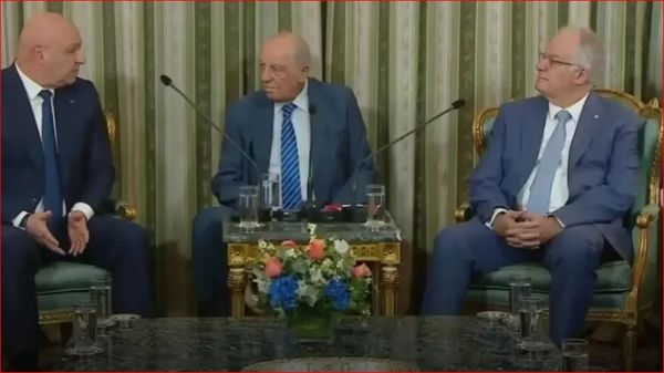 عون يصل إلى أثينا ويضع إكليلاً على نصب الجندي المجهول