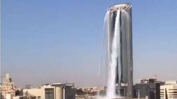 "بقدرة قادر".. فندق عمان روتانا يتحول إلى "شلال من المياه"
