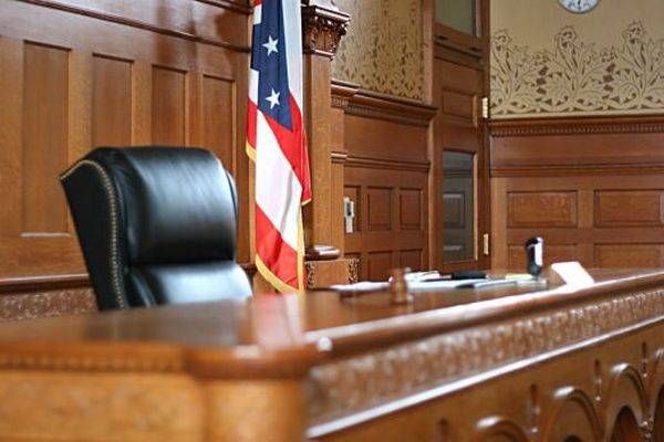 رفع دعوى قضائية بعد إجبار أمريكية مسيحية على خلع غطاء الرأس