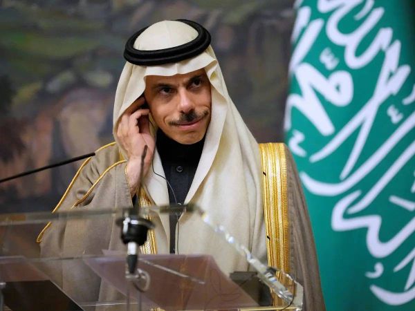 بن فرحان يجري اتصالات مع نظرائه الإيراني والقطري والعُماني لبحث التطورات الإقليمية