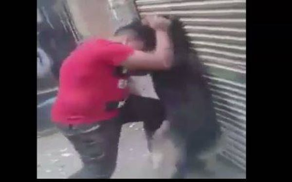 طفل يصارع كلباً مفترساً.. فماذا كانت النتيجة؟