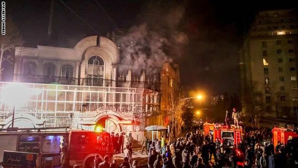 مسقط وعمّان تنضمان لموجة استنكار حرق سفارة السعودية بإيران.. وسفير طهران بالكويت يستبعد قطع العلاقات