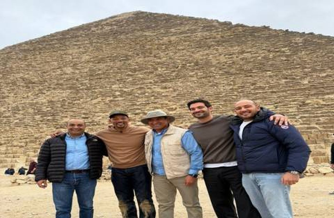 ويل سميث يقدم وعدا للمصريين بعد زيارته أهرامات الجيزة
