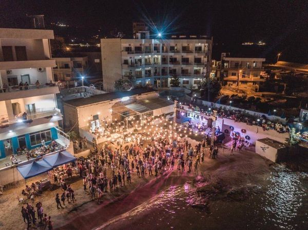 بلدة شكا اقامت مهرجانا فنيا وترفيهيا على شاطىء البحر