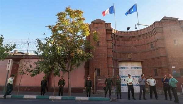 إيران تغلق مركزًا لتعليم الفرنسية تابعًا لسفارة باريس في طهران