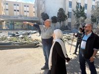 الحريري تتفقد أضرار العدوان في صيدا