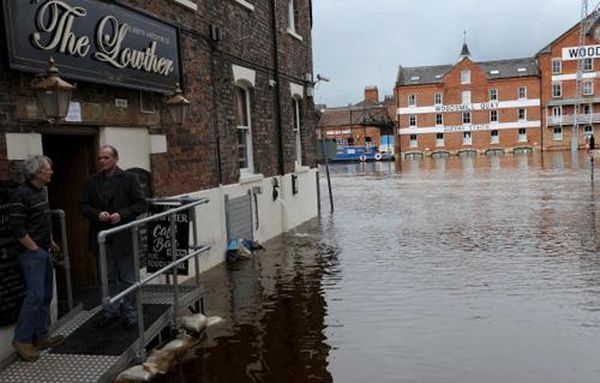 
فيضانات وانقطاع للكهرباء في بريطانيا ليلة عيد الميلاد
