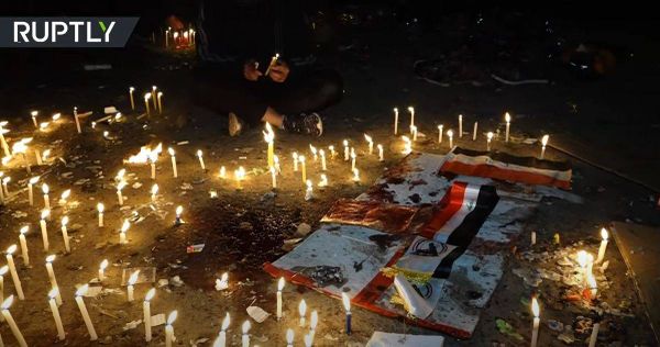 سكان بغداد يضيئون الشموع حدادا على أرواح ضحايا التفجير الانتحاري المزدوج