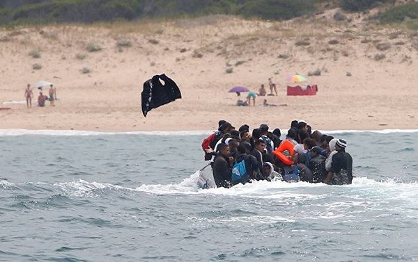 Run, Migrants, Run! Dozens of Refugees Storm Spanish Nude Beach (PHOTOS, VIDEO)