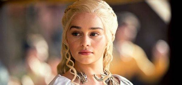 بالصورة.. إميليا كلارك لم تعد بحاجة للشعر المستعار في Game Of Thrones