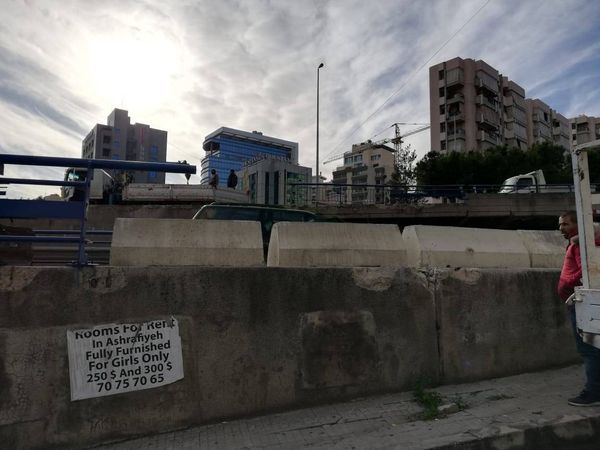 بلدية بيروت تعمل على رفع الخطر الواقع على جزء من جسر الرئيس الياس الهراوي
