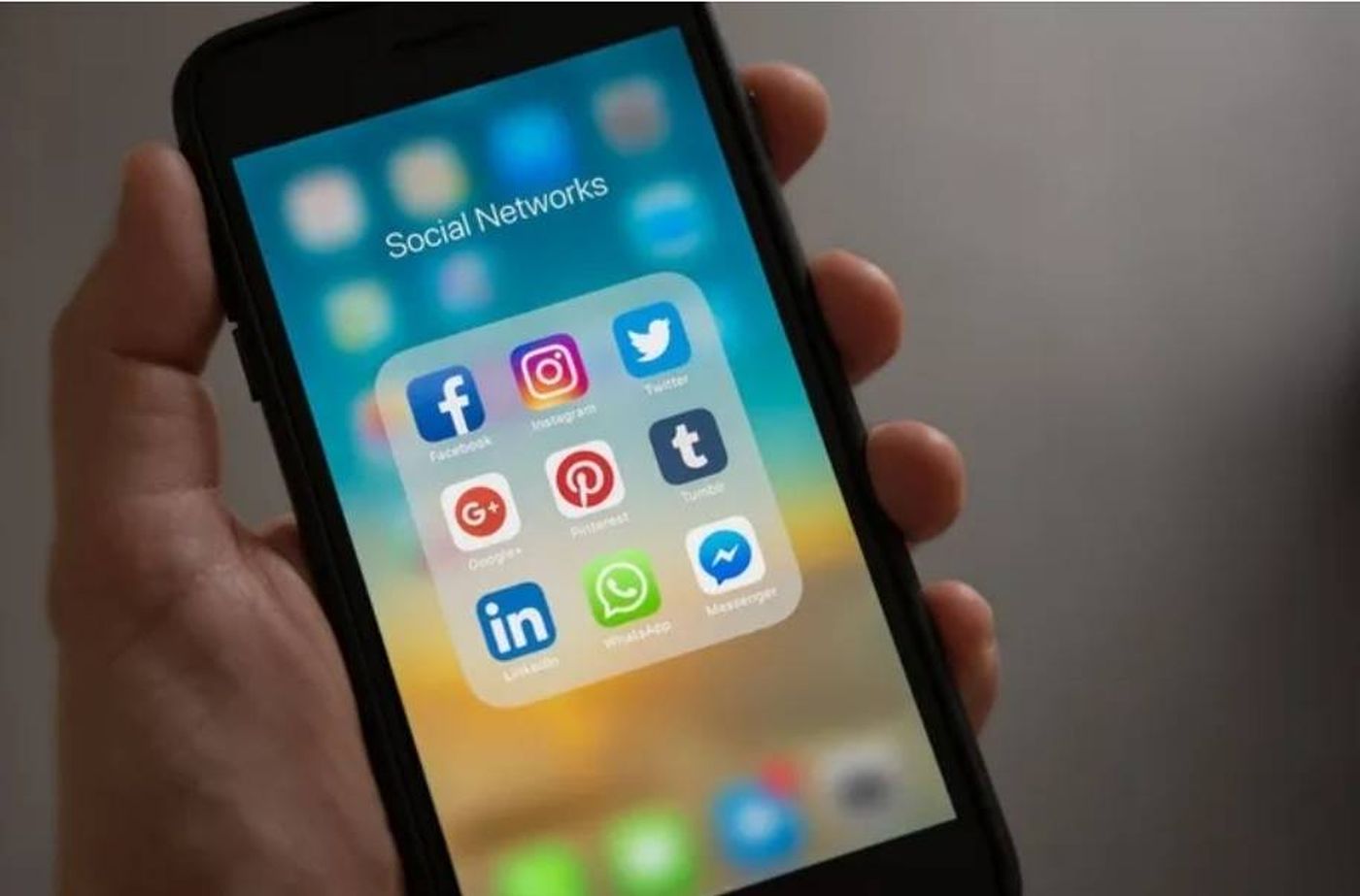 ثورة تشريعية في أوروبا: هل تنجح فرنسا وحلفاؤها في حظر وسائل التواصل على المراهقين؟