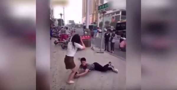 فيديو: شاب يمسك بساق حبيبته حتى لا تتركه ولكن ..!!
